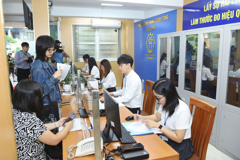 Tại phường Cửa Nam, buổi sáng phần lớn người dân đến thực hiện công chứng các loại giấy tờ, không khí làm việc diễn ra trật tự, ổn định.