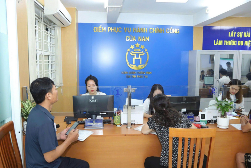 Người dân đến làm thủ tục hành chính rất hài lòng với chính quyền 2 cấp tại phường Cửa Nam.