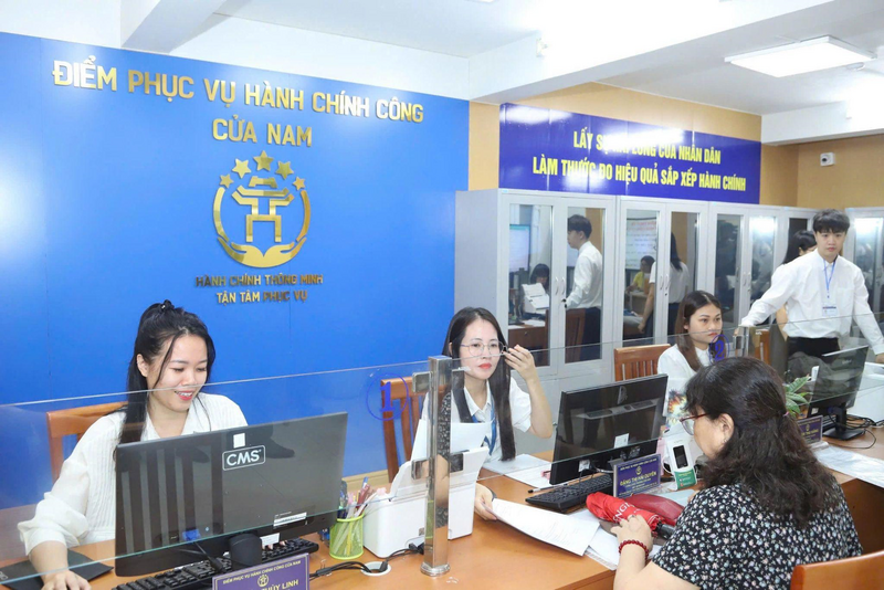 Cán bộ phục vụ người dân tận tình, niềm nở khiến người dân có nhiều thiện cảm với cách vận hành kiểu mới của chính quyền 2 cấp.