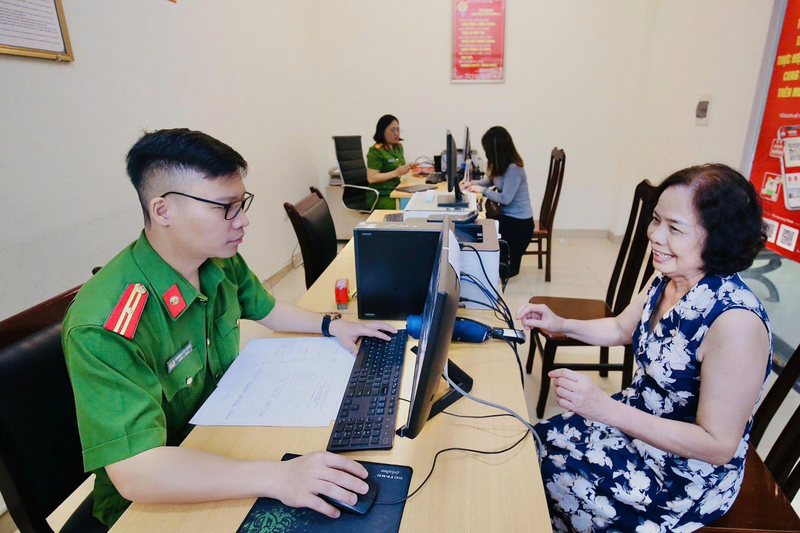 Bà Phạm Thị Lan, người dân tại phường Đông Ngạc phấn khởi vì đi làm thủ tục hành chính chỉ mất khoảng 10 phút có thể hoàn tất các thủ tục. "Tôi thấy việc chính quyền 2 cấp rất tốt, nhanh gọn, chuyên nghiệp. Công dân chúng tôi vừa tiết kiệm được thời gian đi lại, vừa được hướng dẫn đầy đủ, cụ thể để các thủ tục hành chính được thuận tiện, nhanh chóng nhất có thể. Tôi hoàn toàn ủng hộ chủ trương của Đảng và Nhà nước về việc sắp xếp lại bộ máy chính quyền", bà Lan cho hay.
