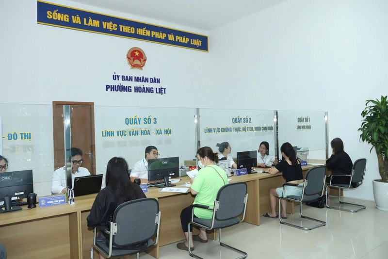 Người dân phường Hoàng Liệt đánh giá cao thái độ phục vụ của cán bộ, thủ tục được giải quyết nhanh gọn, không phải chờ lâu hay hẹn quay lại.