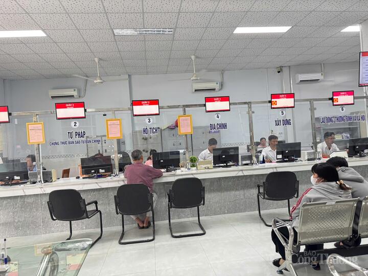 Người dân làm thủ tục hành chính tại phường Cái Răng.