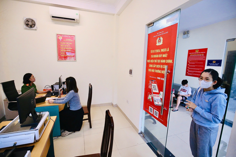 Tại phường Đông Ngạc, các cán bộ được chia phụ trách từng bàn tiếp dân, đảm nhận riêng các nội dung cụ thể. Khi vào người dân sẽ được hướng dẫn ngồi ở khu vực làm việc phù hợp.