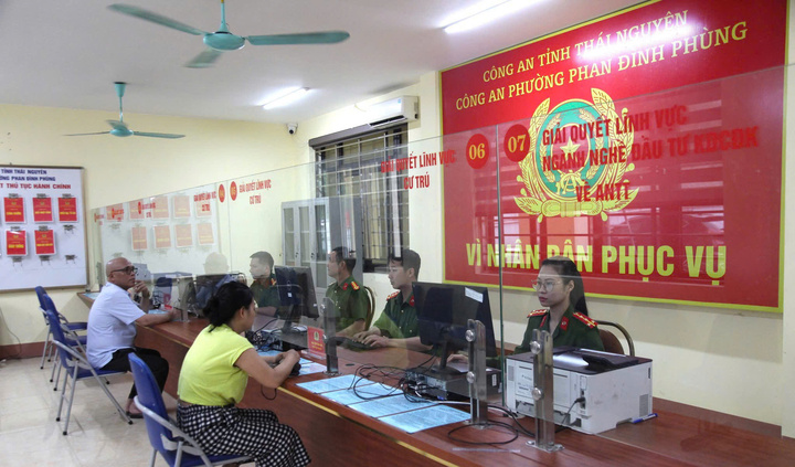 Công an phường Phan Đình Phùng thực hiện thủ tục hành chính cho người dân. Từ việc hướng dẫn khai báo tạm trú, đăng ký phương tiện, đến tiếp nhận tin báo về trật tự an toàn giao thông - trật tự xã hội... đều được triển khai rõ ràng, không xảy ra tình trạng quá tải hay ách tắc.