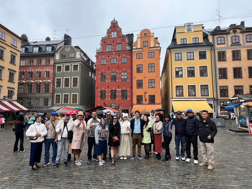 Khách Việt Nam tham quan phố cổ Gamla Stan Stockholm trong hành trình tour Bắc Âu