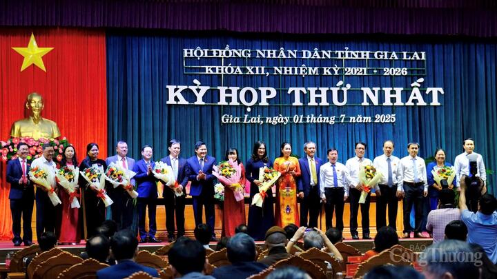 Tặng hoa chúc mừng các Phó Trưởng ban của HĐND tỉnh Gia Lai mới. Ảnh: Hiền Mai