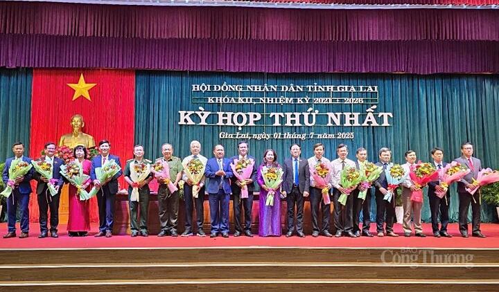Chủ tịch HĐND tỉnh Rah Lan Chung và Chủ tịch UBND tỉnh Phạm Anh Tuấn tặng hoa chúc mừng các Ủy viên UBND tỉnh Gia Lai (nhiệm kỳ 2021-2026). Ảnh: Hiền Mai