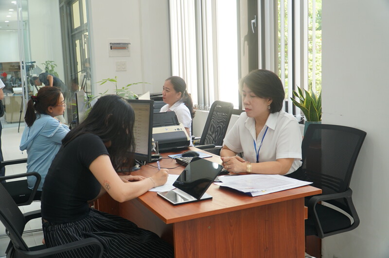 Cán bộ phường Hải Châu hướng dẫn người dân thực hiện các thủ tục hành chính (Ảnh: Vũ Lê)