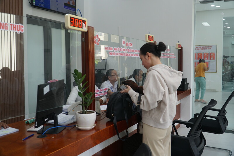 Lãnh đạo phường Hải Châu cho biết, các cán bộ, công chức phường đã thành thạo các công đoạn vận hành theo mô hình chính quyền 2 cấp, đảm bảo phục vụ người dân. (Ảnh: Vũ Lê)