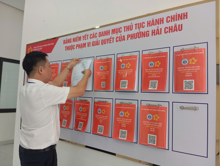 Cán bộ phường Hải Châu cập nhật, niêm yết danh mục thủ tục hành chính thuộc phạm vi giải quyết của phường. (Ảnh: Vũ Lê)