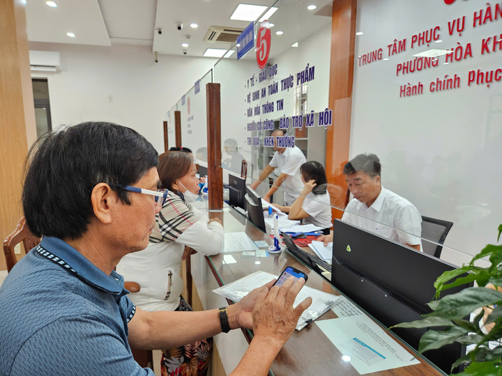 Người dân thành phố Đà Nẵng bày tỏ hài lòng vì dù là ngày đầu vận hành theo mô hình chính quyền địa phương 2 cấp, các thủ tục hành chính vẫn được thực hiện một cách thông suốt, nhanh chóng và có sự hỗ trợ nhiệt tình, niềm nở từ phía các cán bộ công chức các xã, phường. (Ảnh: Vũ Lê)