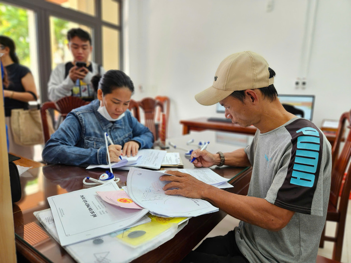 Người dân thực hiện thủ tục hành chính tại phường Hòa Khánh. (Ảnh: Vũ Lê)
