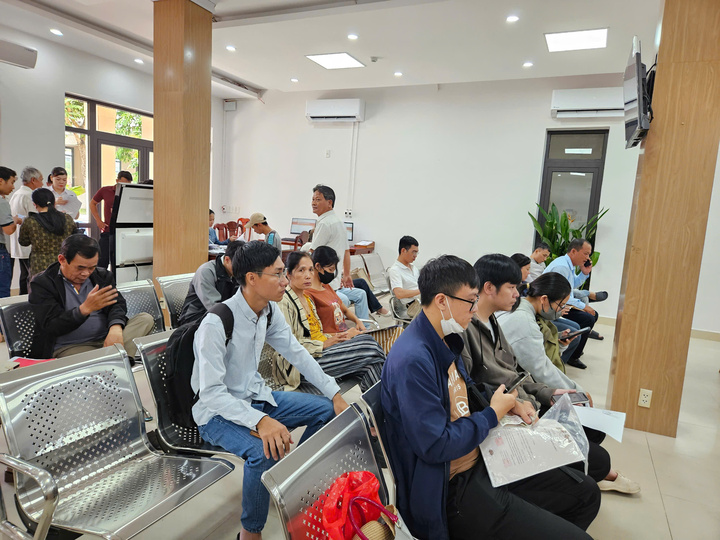 Người dân đến thực hiện thủ tục hành chính tại Trung tâm phục vụ hành chính công phường Hòa Khánh sáng 1/7 (Ảnh: Vũ Lê)