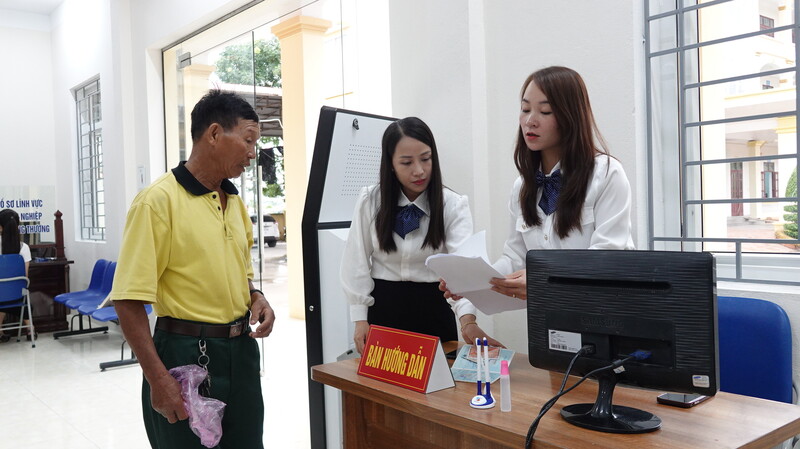 Cán bộ trung tâm phục vụ hành chính công phường Quảng Phú đã thực hiện tốt các khẩu hiệu như “5 biết” (biết nghe dân nói; biết nói dân hiểu; biết làm dân tin; biết xin lỗi; biết cảm ơn); “3 không” (không phiên hà, sách nhiễu; không né tránh trách nhiệm; không trễ hẹn trong quá trình xử lý công việc”)