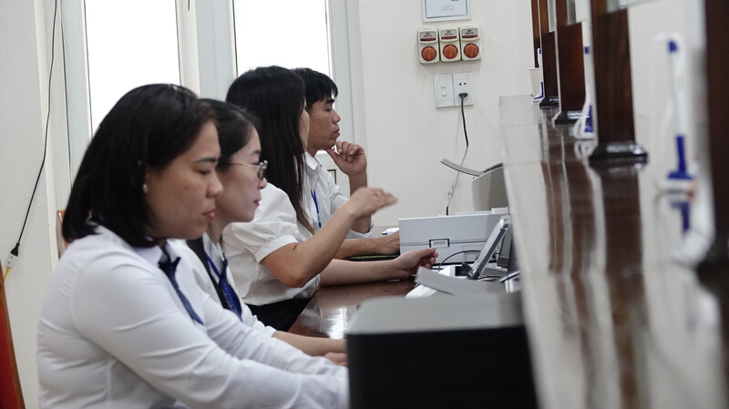 Phường Quảng Phú đã trang bị đầy đủ cơ sở vật chất, đường truyền Internet; các phần mềm chuyên ngành để mọi hoạt động được kết nối liên thông và diễn ra thông suốt, kịp thời, đáp ứng yêu cầu của người dân và doanh nghiệp