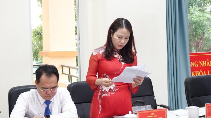 Bà Nguyễn Thị Oanh, Phó Chủ tịch UBND phường, kiêm Giám đốc Trung tâm phục vụ hành chính công phường Quảng Phú phát biểu tại hội nghị