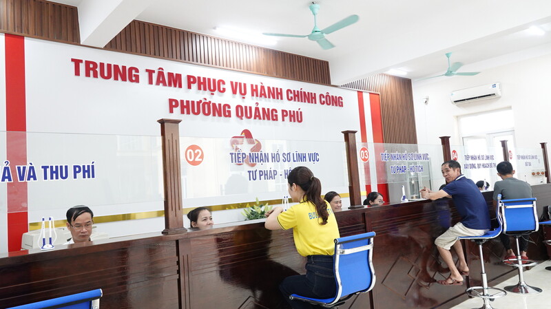 Ngay từ sáng sớm, Trung tâm phục vụ hành chính công phường Quảng Phú đã mở cửa tiếp đón người dân