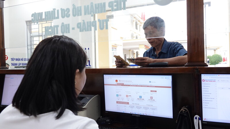 Khi người dân đến làm thủ tục hành chính, cán bộ sẽ hỗ trợ, giải đáp những thắc mắc và mọi thủ tục của người dân sẽ được giải quyết nhanh chóng, hiệu quả