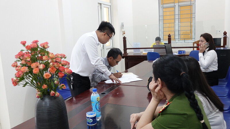 Cán bộ sẽ hướng dẫn người dân tận tình, chi tiết