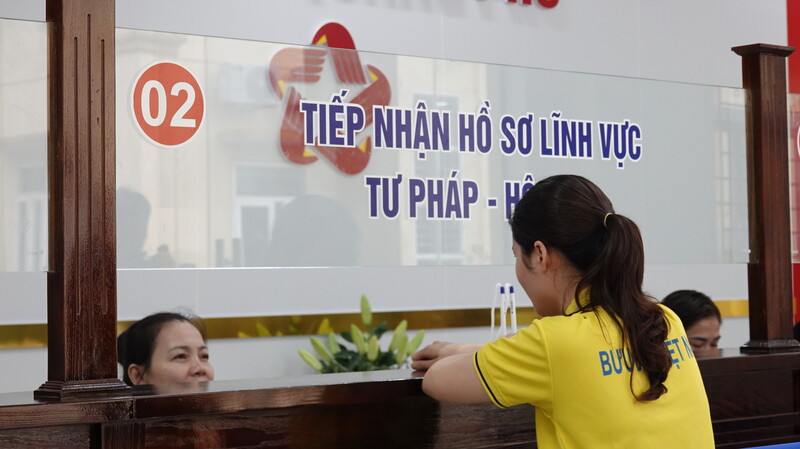 Không khí tươi vui, hứng khởi tràn ngập trong ngày đầu vận hành mô hình chính quyền địa phương 2 cấp