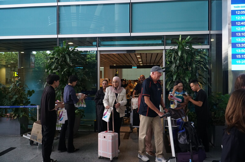 Tặng quà lưu niệm chào đón các hành khách trên chuyến bay mang số hiệu PR585. Ảnh: Vũ Lê