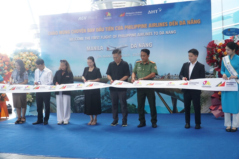 Cắt băng khai trương đường bay mới Manila - Đà Nẵng do Philippine Airlines khai thác. Ảnh: Vũ Lê