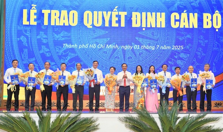 Chủ tịch UBND TP. Hồ Chí Minh Nguyễn Văn Được trao quyết định cho các giám đốc sở, ngành. Ảnh: Nguyễn Anh
