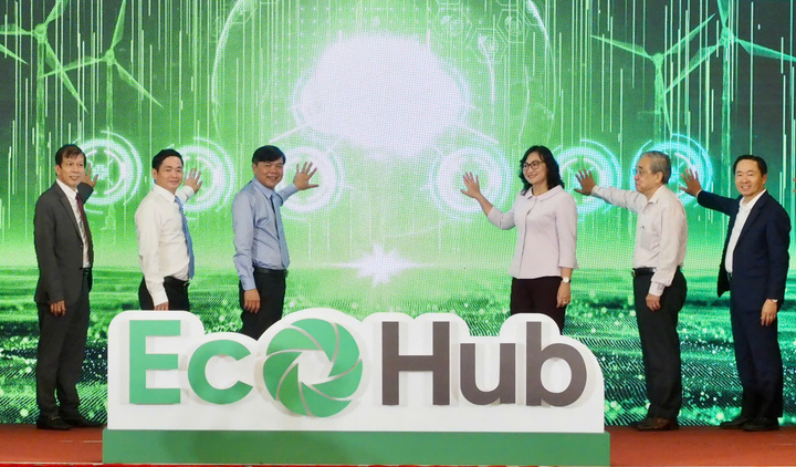 Thứ trưởng Bộ Công Thương Phan Thị Thắng và đại diện các đại thực hiện nghi thức công bố EcoHub - Sàn giao dịch thương mại điện tử B2B xanh đầu tiên của Việt Nam tại TP. Hồ Chí Minh. Ảnh: Hoàng Hùng.
