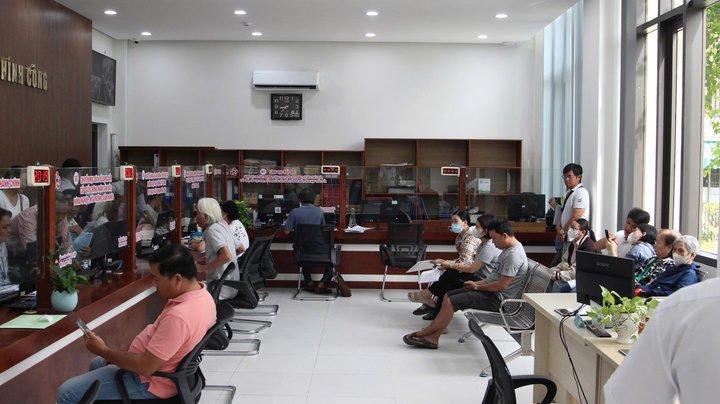 Đông người dân đến làm thủ tục hành chính tại phường Hải Châu trong ngày 1/7. (Ảnh: Vũ Lê)