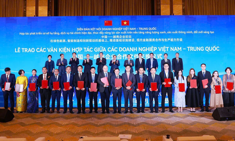 Lễ trao Biên bản ghi nhớ hợp tác giữa các doanh nghiệp Việt Nam - Trung Quốc, dưới sự chứng kiến của Thủ tướng Phạm Minh Chính