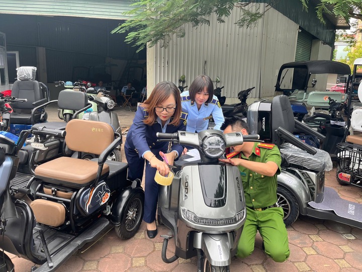 Bộ trưởng Bộ Công Thương Nguyễn Hồng Diên chỉ đạo lực lượng Quản lý thị trường triệt phá tận gốc các đường dây buôn lậu, gian lận thương mại, hàng giả có tổ chức. Ảnh: Khánh An