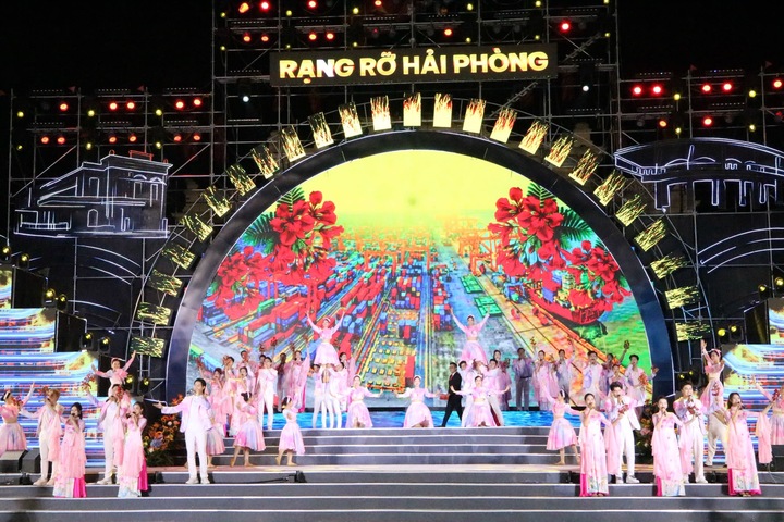 Tiết mục văn nghệ tại chương trình điểm cầu Quảng trường Nhà hát TP. Hải Phòng