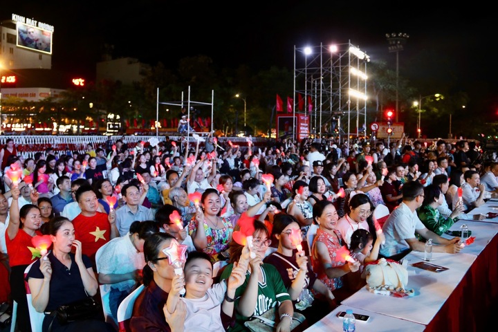 Đông đảo người dân tại chương trình