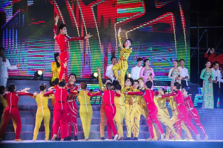 Chương trình "Rạng rỡ Hải Phòng" tại điểm cầu Trung tâm Văn hóa xứ Đông.