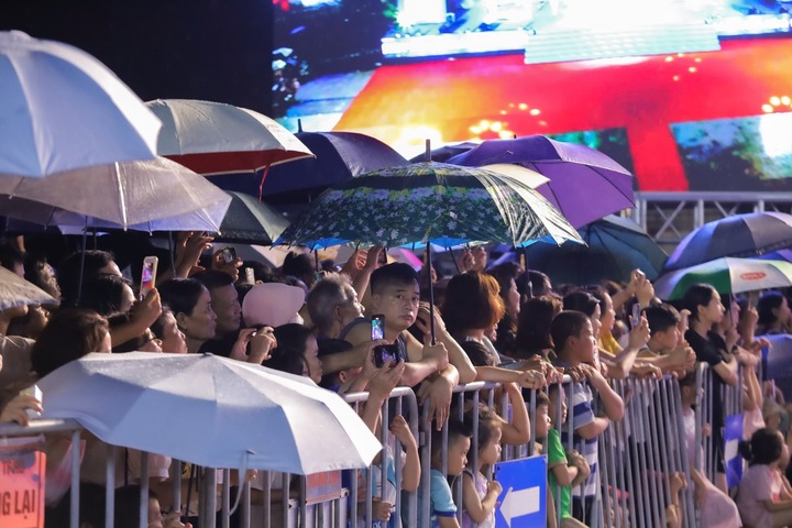 Dù trời mưa chương trình vẫn thu hút đông đảo nhân dân tại điểm cầu Trung tâm Văn hóa xứ Đông