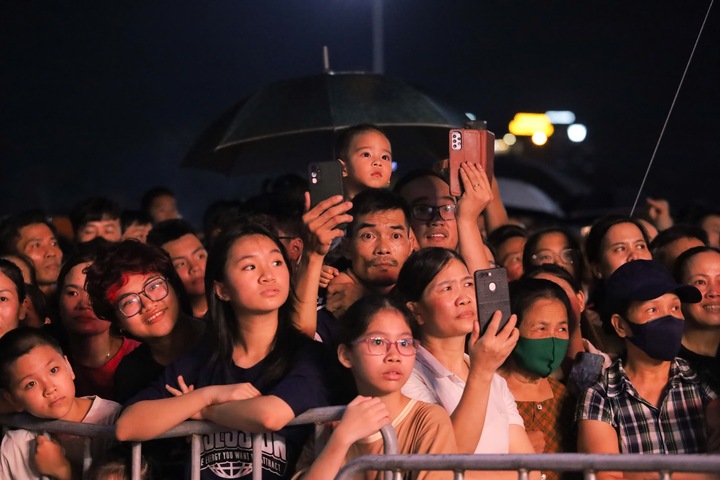 Người dân thưởng thức chương trình nghệ thuật tại điểm cầu Trung tâm Văn hóa xứ Đông