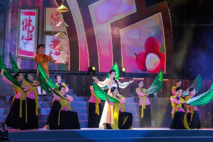 Tiết mục nghệ thuật tại điểm cầu Trung tâm Văn hóa xứ Đông