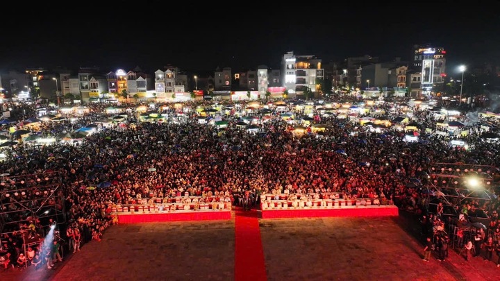 Không khí tưng bừng chào mừng ngày hợp nhất tại điểm cầu Trung tâm Văn hóa xứ Đông