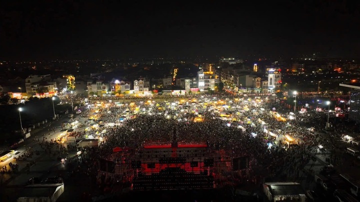 Điểm cầu Trung tâm Văn hóa xứ Đông thu hút đông đảo nhân dân và du khách thưởng thức các tiết mục nghệ thuật