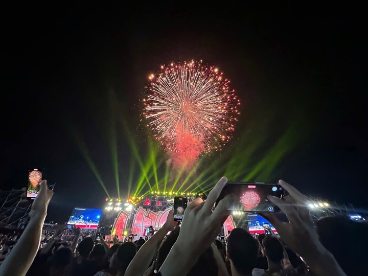 Tại điểm cầu Trung tâm Văn hóa xứ Đông, đông đảo người dân reo hò cùng màn pháo hoa rực rỡ