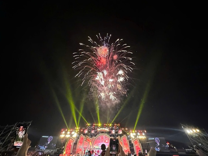 Nhân dân thưởng thức màn pháo hoa rực sáng như hòa cùng niềm vui cùng thành phố và đất nước