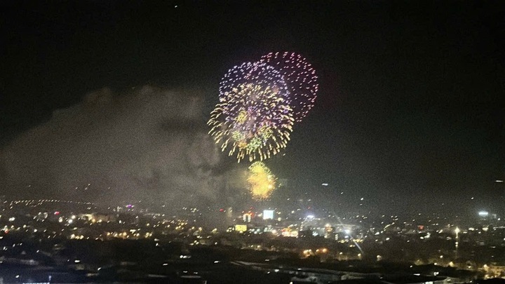 Màn pháo hoa rực rỡ tại điểm cầu điểm cầu Trung tâm Văn hóa xứ Đông