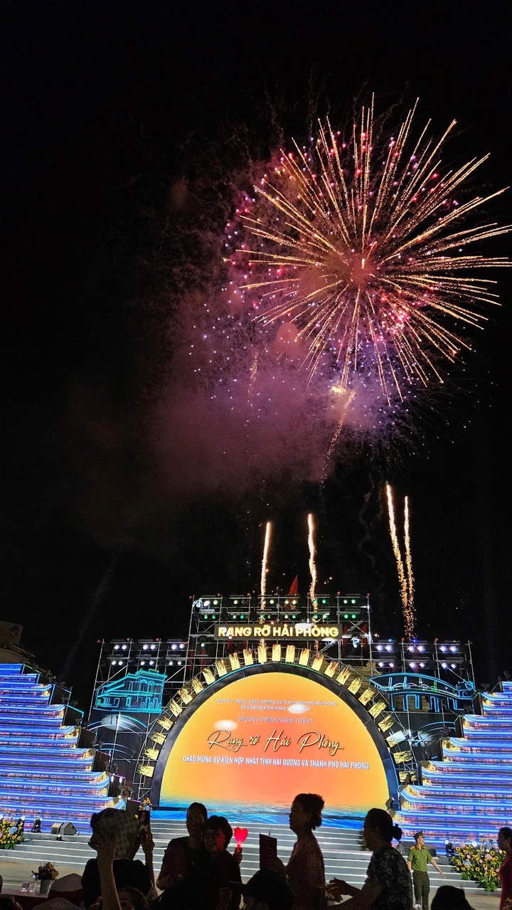 Màn pháo hoa rực sáng trên bầu trời TP. Hải Phòng