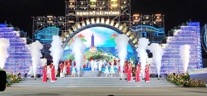 Nhiều tiết mục đặc sắc thu hút đông đảo nhân dân và du khách