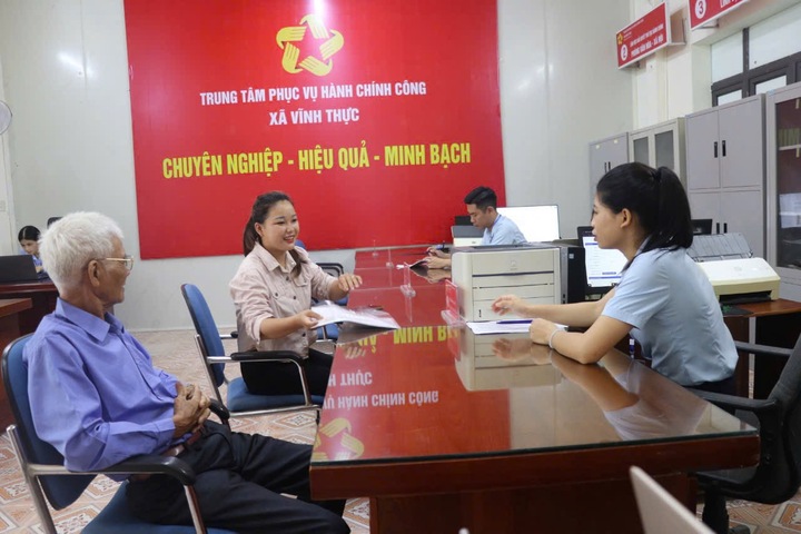 Người dân làm thủ tục hành chính tại Trung tâm phục vụ hành chính công xã Vĩnh Thực, tỉnh Quảng Ninh trong ngày đầu thực hiện chính quyền địa phương 2 cấp