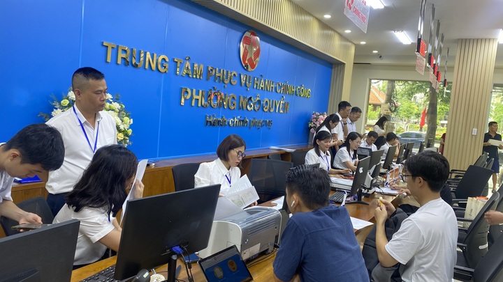 Người dân thực hiện các thủ tục hành chính tại Trung tâm phục vụ hành chính công phường Ngô Quyền, TP. Hải Phòng. Ảnh: Thu Anh