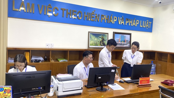 Ông Vũ Khánh Tùng, Phó Giám đốc Trung tâm phục vụ hành chính công phường Ngô Quyền, TP. Hải Phòng thông tin: Hôm nay ngày đầu vận hành chính quyền địa phương 2 cấp, tôi thấy người dân đến trung tâm thực hiện các thủ tục hành chính rất đông, mọi việc diễn ra thuận lợi, mọi thủ tục của người dân được đội ngũ cán bộ tiếp nhận, hướng dẫn nhiệt tình, xử lý nhanh gọn. Tuy nhiên, ông Tùng cũng băn khoăn về một số thủ tục của người dân không thể thực hiện trực tuyến do các thủ tục không nằm trong bộ thủ tục hành chính, tiêu biểu như xác nhận hai địa chỉ là một. Ảnh: Thu Anh
