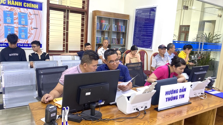 Bàn hướng dẫn thông tin người dân thực hiện thủ tục hành chính. Ảnh: Thu Anh