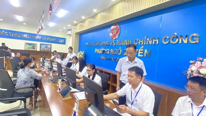Chị Trần Thị Huệ, cán bộ đăng ký kinh doanh công thương, phường Ngô Quyền, TP. Hải Phòng chia sẻ: Trong ngày đầu thực hiện chính quyền địa phương 2 cấp tôi thấy người dân đến giao dịch đông hơn, trong buổi sáng tiếp nhận 6 trường hợp đến làm các thủ tục đăng ký cấp mới hộ kinh doanh và thay đổi hộ kinh doanh, dịch vụ ăn uống. Những thủ tục này trước đây là quận tiếp nhận các thủ tục hồ sơ, giờ về phường tiếp nhận và hầu hết đã được cán bộ chuyên môn hướng dẫn. Chúng tôi tiếp cận dần, khó đến đâu gỡ vướng đến đấy. Ảnh: Thu Anh