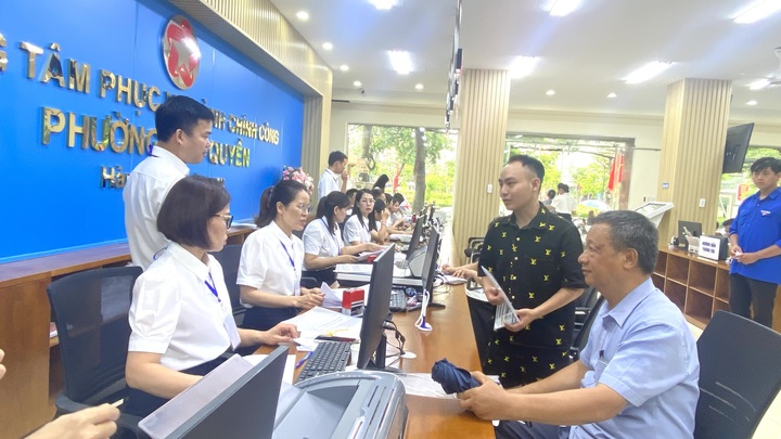 Ông Bùi Đình Lộc, tổ 5, phường Ngô Quyền, TP. Hải Phòng bày tỏ: Tôi đi chứng thực giấy khai sinh cho cháu, ngày đầu vận hành chính quyền địa phương 2 cấp không khí sôi nổi, đội ngũ cán bộ nhiệt tình hướng dẫn nhân dân làm các thủ tục nhanh gọn, xử lý công việc tốt. Mô hình chính quyền địa phương 2 cấp tôi thấy thuận lợi hơn, bởi có đội ngũ cán bộ chuyên nghiệp, thường trực, người dân không phải chờ đợi lâu như trước đây. Ảnh: Thu Anh